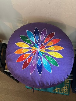 Coussin de méditation brodé en graines de lin