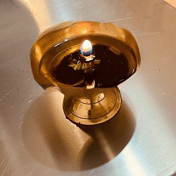 Une révolution , une bougie pour la vie, spécial Noêl , existe aussi en anti moustiques,  en huile parfumées. bonus: à partir de l’huile chaude fabriquer des onguents